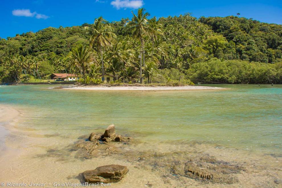 Imagem da charmosa ilha da Praia da Jeribucaçu.